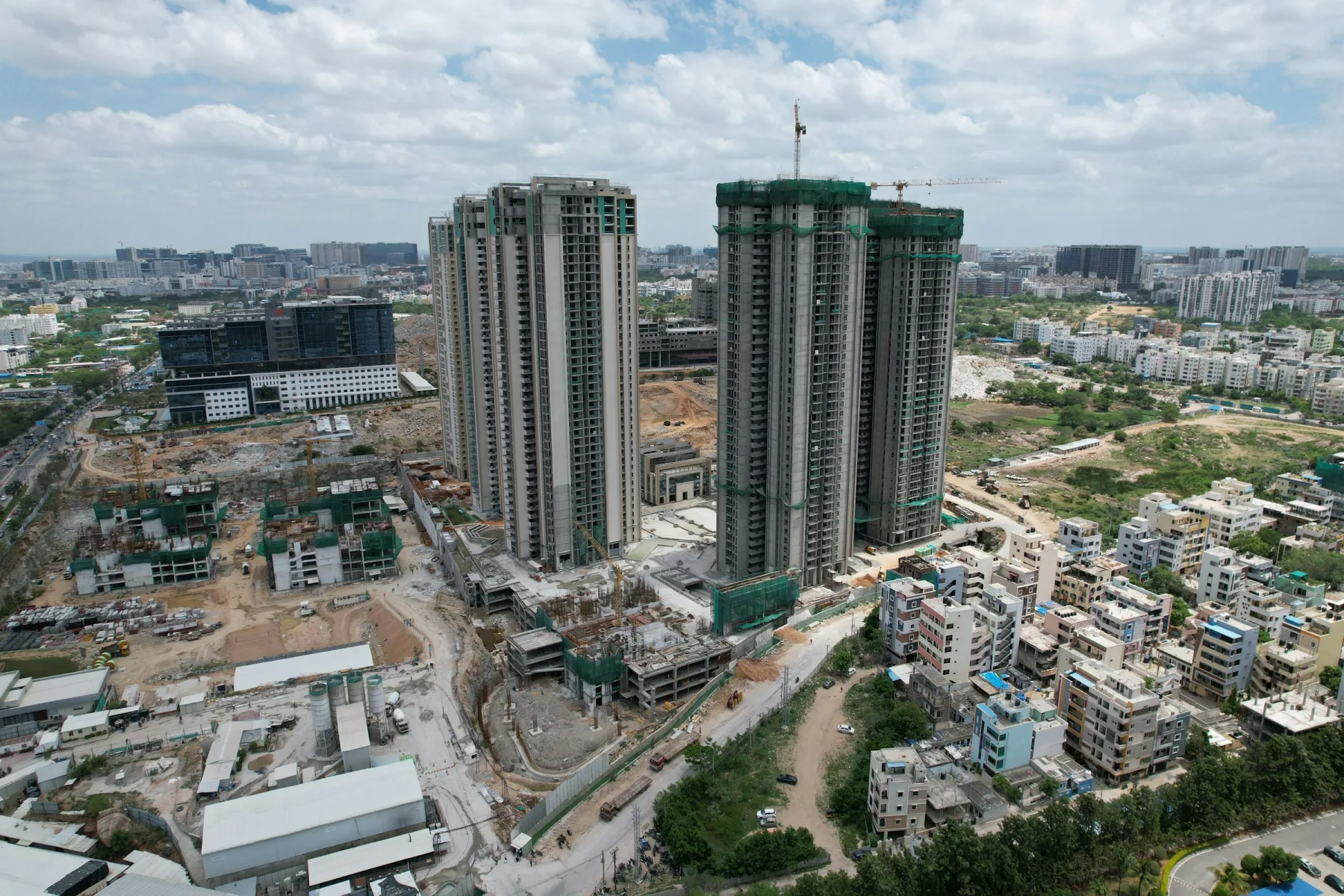 Eski yapı dokusunun yanında yükselen yeni konut blokları